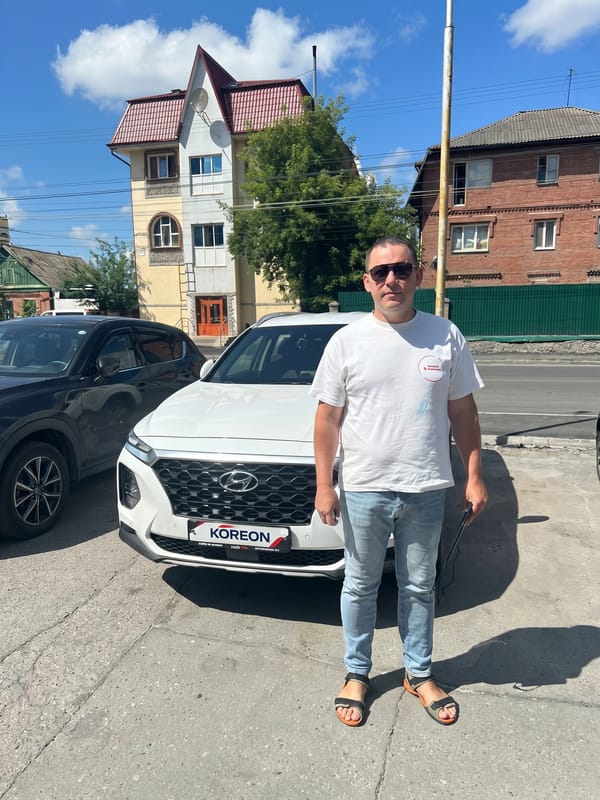 Клиент KOREON у своего автомобиля из Кореи