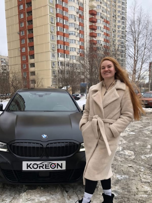Клиент KOREON у своего автомобиля из Кореи