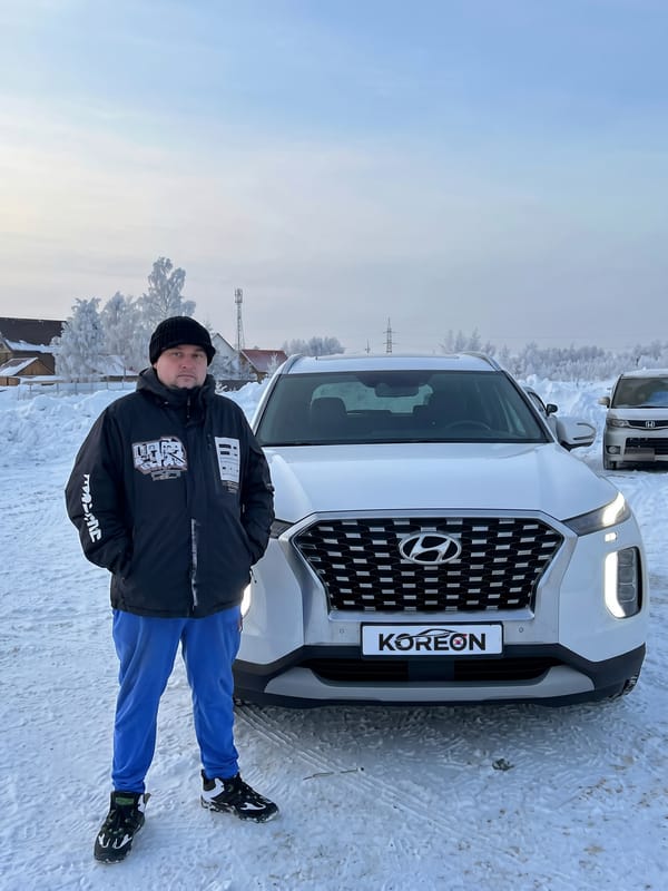 Клиент KOREON у своего автомобиля из Кореи