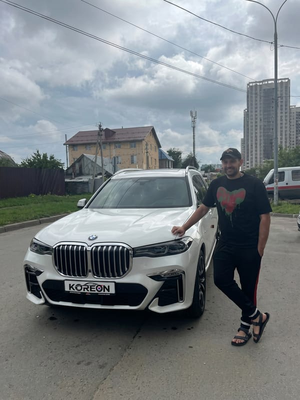 Клиент KOREON у своего автомобиля из Кореи