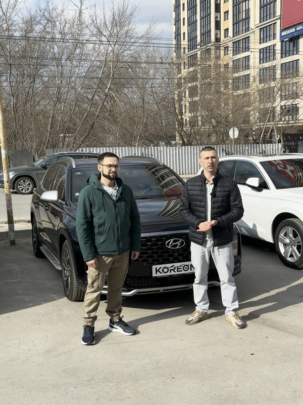 Клиент KOREON у своего автомобиля из Кореи