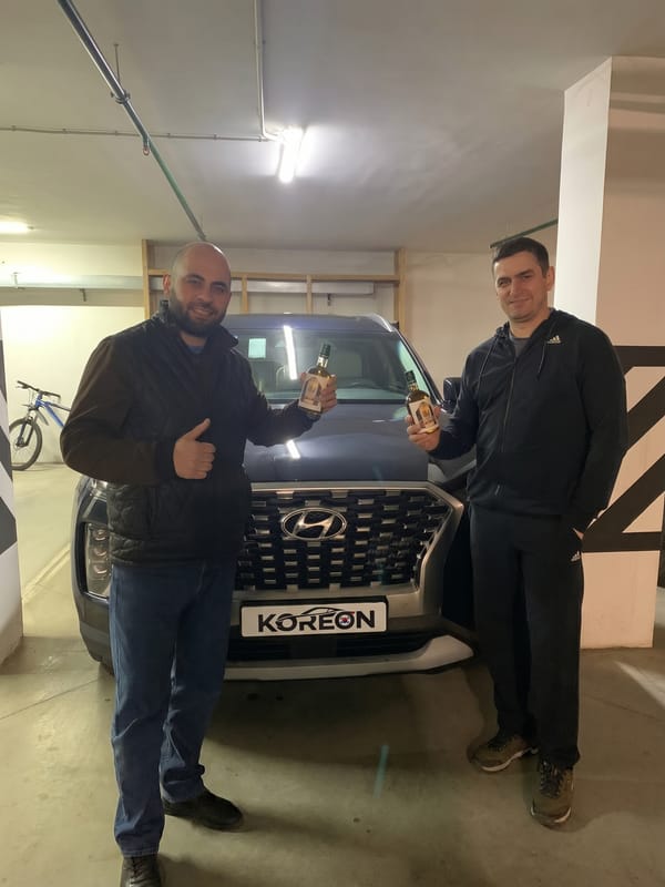 Клиент KOREON у своего автомобиля из Кореи