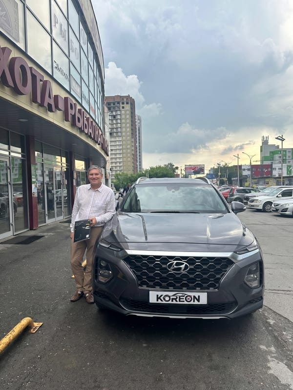 Клиент KOREON у своего автомобиля из Кореи